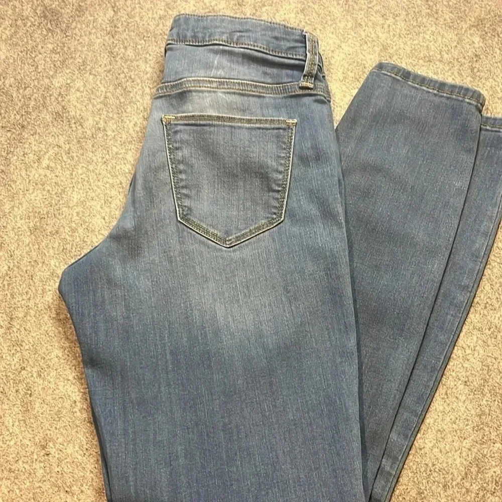 Universal Thread Mid Rise  Skinny, Light Wash - Picture 5 of 11